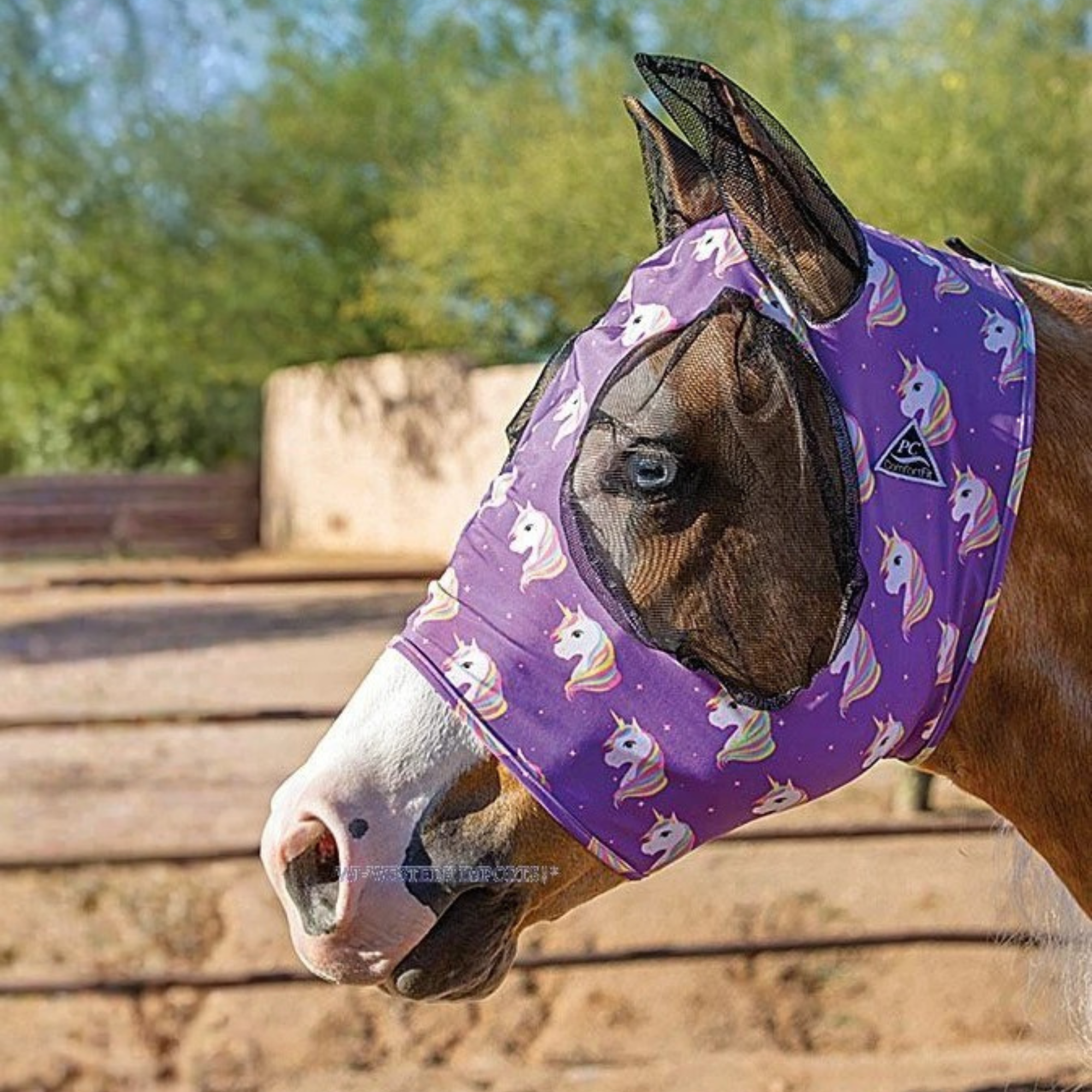 Professional's Choice Comfort Fit Lycra Fliegenmaske für Pferde mit Mesh-Einsätzen an Augen und Ohren in der Farbe Unicorn